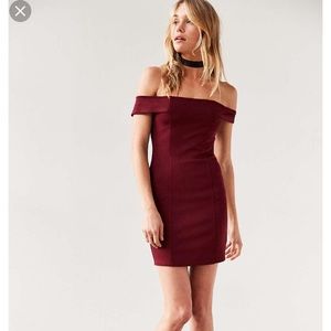 Bodycon Off the shoulder maroon dress